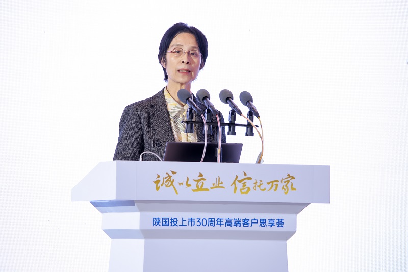 6.第十三屆全國(guó)人大常委、國(guó)務(wù)院原副秘書(shū)長(zhǎng)、中國(guó)工業(yè)經(jīng)濟(jì)學(xué)會(huì)會(huì)長(zhǎng)江小涓發(fā)表主旨演講.jpg